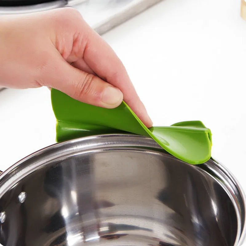 LMETJMA Slip On Pour Spout Silicone Clip On Single Pouring Pour Spout Slip On Mess Free for Pots Pans and Bowls PY0017