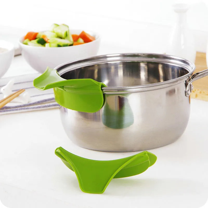 LMETJMA Slip On Pour Spout Silicone Clip On Single Pouring Pour Spout Slip On Mess Free for Pots Pans and Bowls PY0017