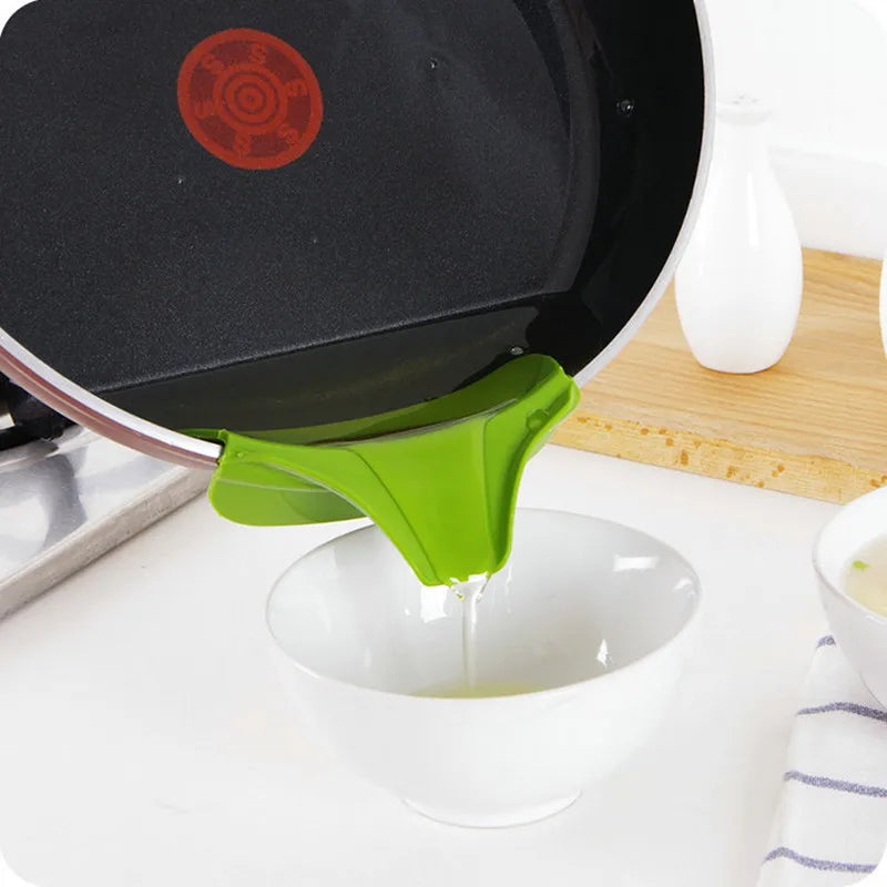 LMETJMA Slip On Pour Spout Silicone Clip On Single Pouring Pour Spout Slip On Mess Free for Pots Pans and Bowls PY0017