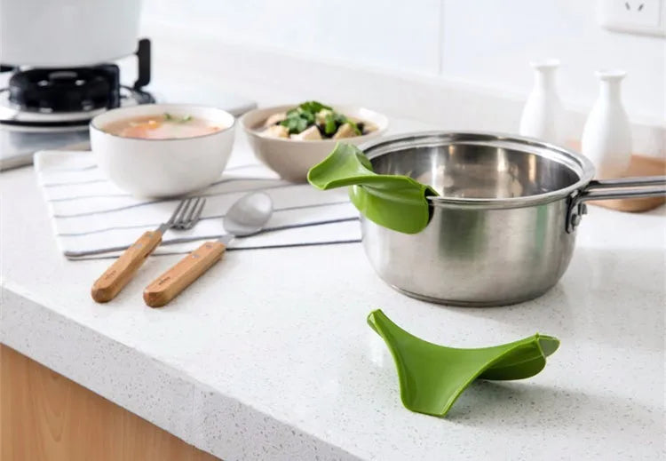 LMETJMA Slip On Pour Spout Silicone Clip On Single Pouring Pour Spout Slip On Mess Free for Pots Pans and Bowls PY0017