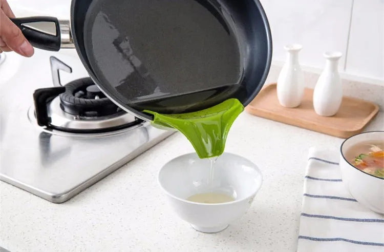 LMETJMA Slip On Pour Spout Silicone Clip On Single Pouring Pour Spout Slip On Mess Free for Pots Pans and Bowls PY0017