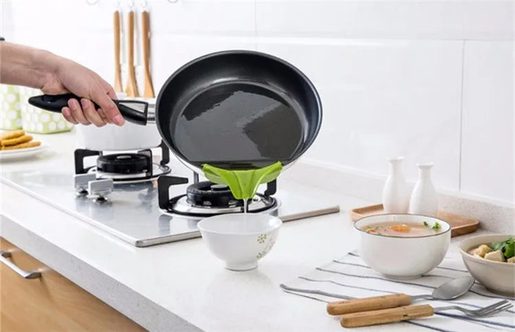 LMETJMA Slip On Pour Spout Silicone Clip On Single Pouring Pour Spout Slip On Mess Free for Pots Pans and Bowls PY0017