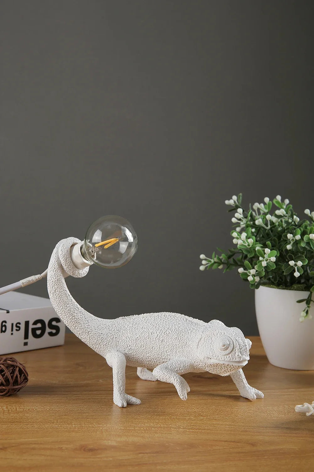 creative lizard wall lamp bedroom Bedside Night light living room home decor Cute Resin Animal lights chameleon Light Fixtures